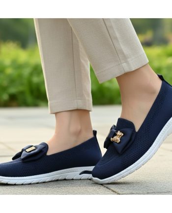 sapato desportivo em tecido elástico cor azul com aplicação de urso no laço