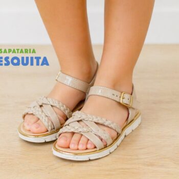 Sandália para criança de menina com tiras entrelaçadas cor ouro