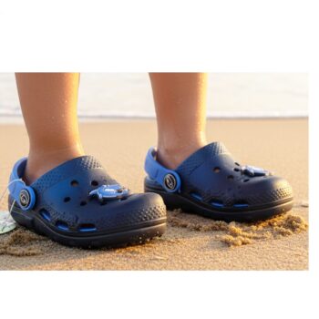 clog em celicone para menino cor azul com pin de tubarão