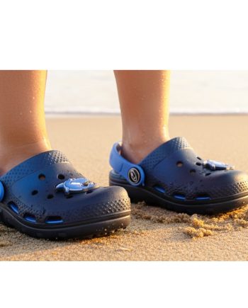 clog em celicone para menino cor azul com pin de tubarão