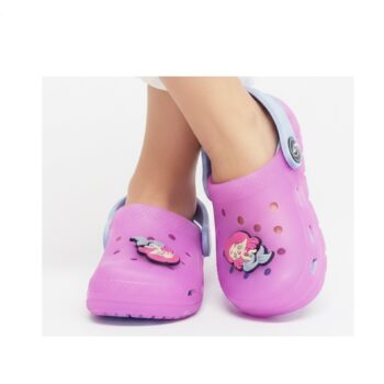 clog em celicone para menina cor rosa com pin de sereira