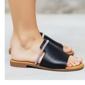 chinelo de senhora sola baixa com tira de brilhantes em pele preta