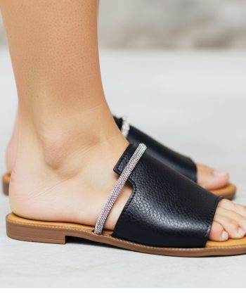 chinelo de senhora sola baixa com tira de brilhantes em pele preta